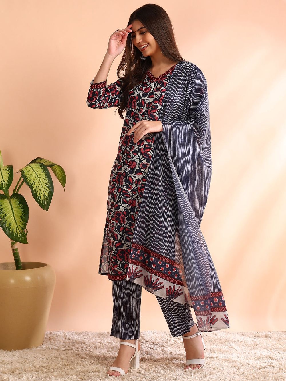 Grey Rayon Blend Floral Printed Straight Kurti Pant With Dupatta