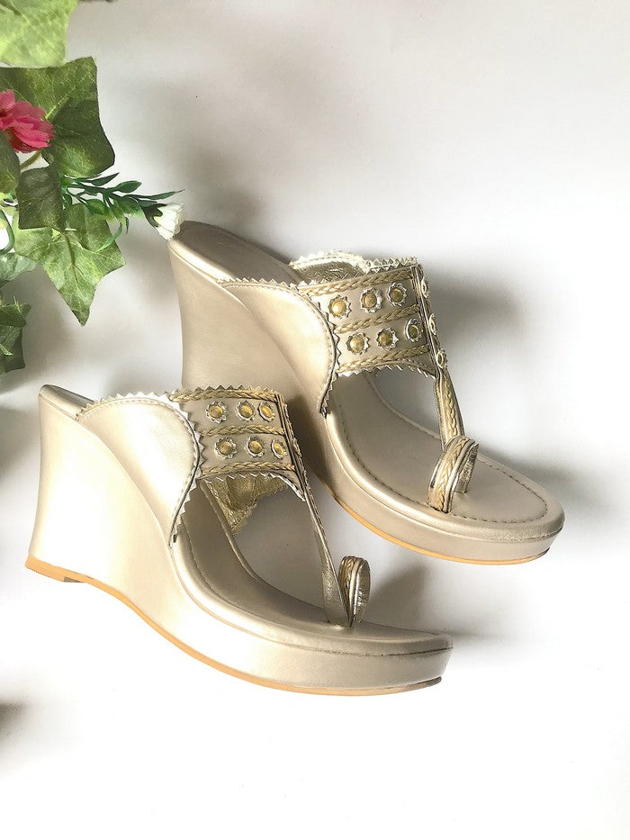 Vegan Leather Kolhapuri Wedges In Dusty Gold