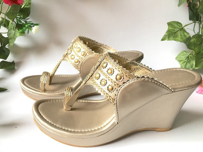 Vegan Leather Kolhapuri Wedges In Dusty Gold