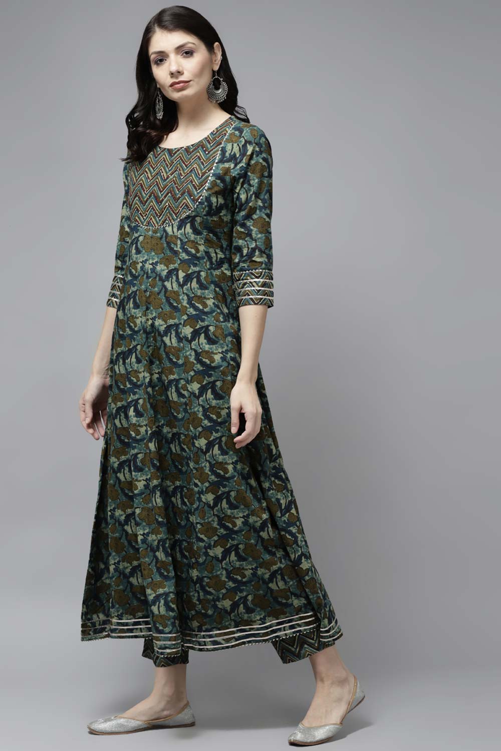 Green Pure Cotton Bijia Lace And Sequin And Thread Kurta Set - Right Side