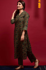 Buy Cotton Printed Kurta Set in Green - Back