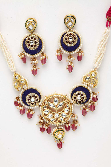 Shop Women's Necklace Set in Gold