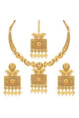 Alloy Choker Necklace Set with Earrings and Maang Tikka in Gold