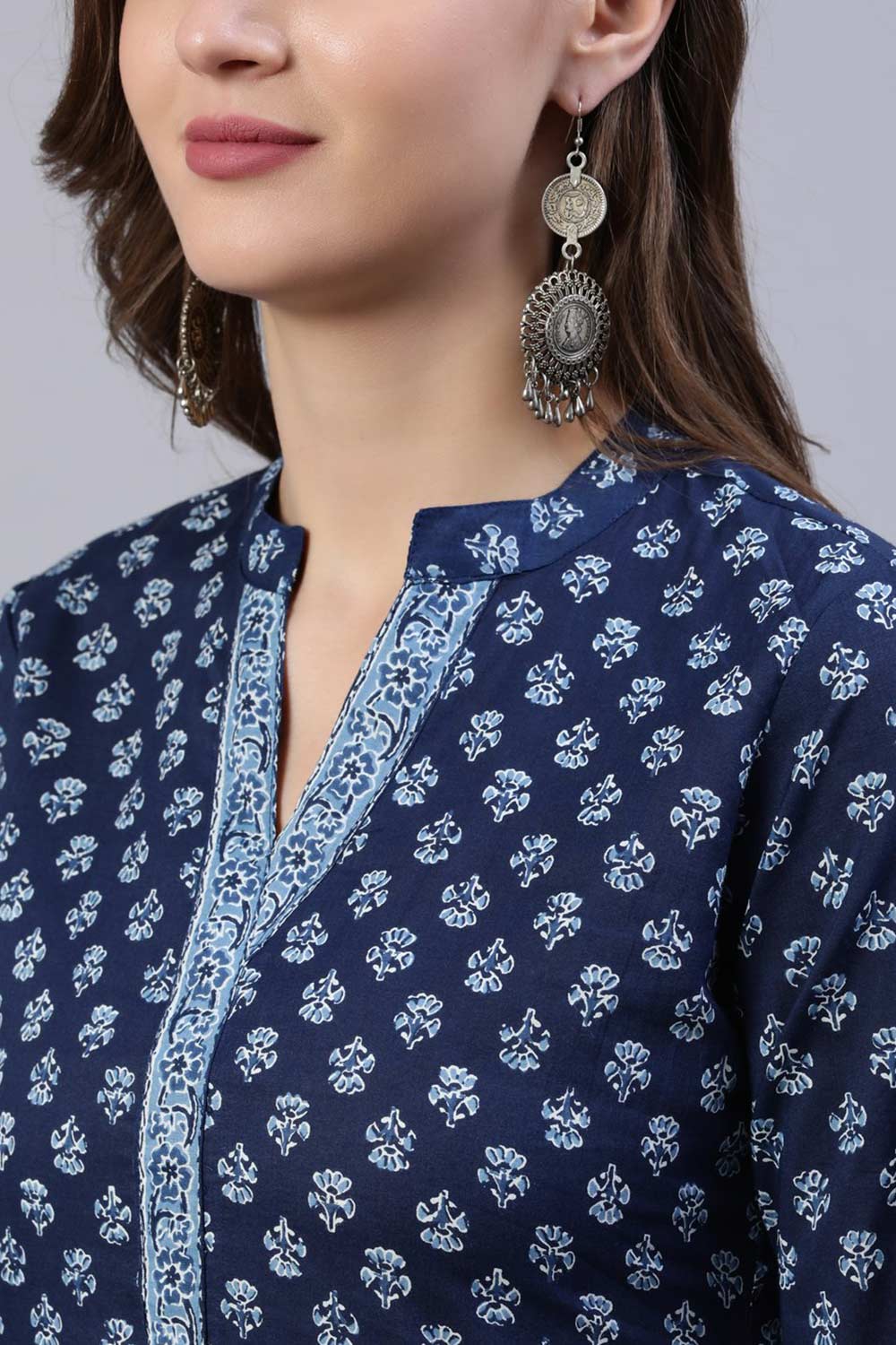 Buy Indigo Blue Cotton Floral Printed Straight Kurta Online - Back
