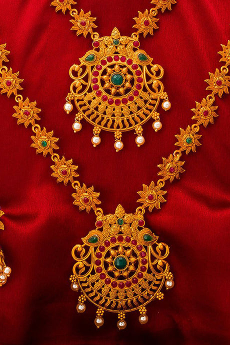 Shop Women's Mazak Necklace Set in Gold At KarmaPlace
