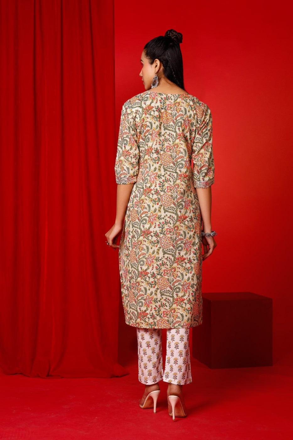 Buy Pink cotton Floral Hand Printed Kurta with Pant Online - Side