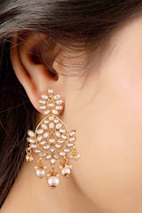 Buy Women's Alloy Kundan and Pearl Maang Tikka With Earring in White - Front