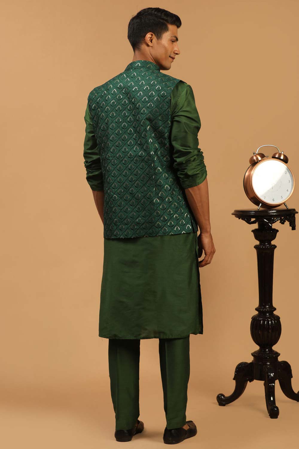 Buy Men's Green Silk Blend Sequin And Thread Emboridery Kurta Pajama Jacket Set Online - Front